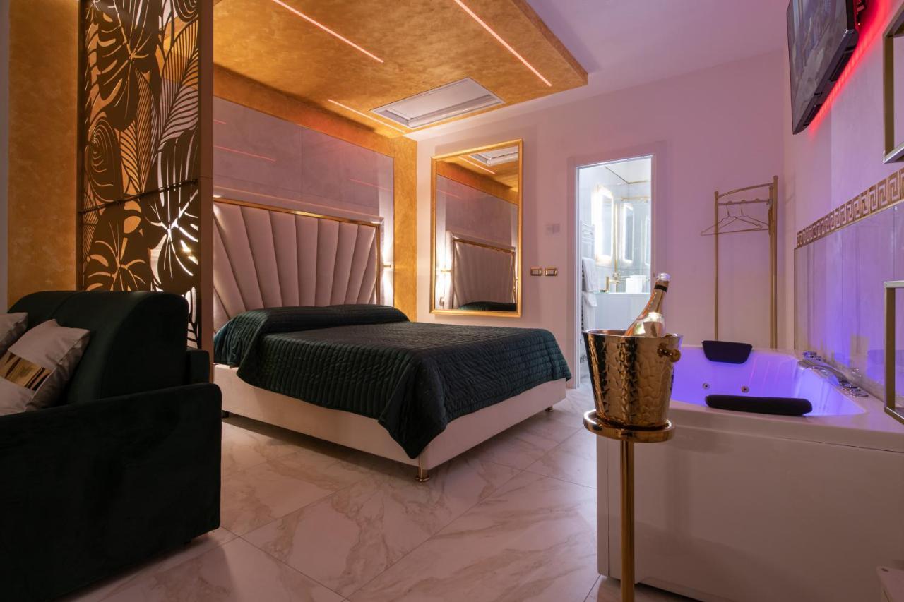 Fashion Gold With Jacuzzi & Car Garage *