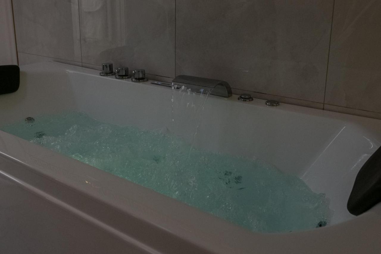 Fashion Gold With Jacuzzi & Car Garage Apartment *