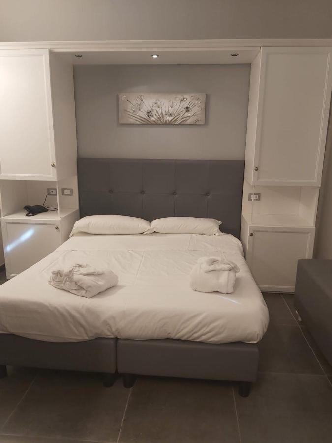 Holiday- Finestrella Hotel Bologna
