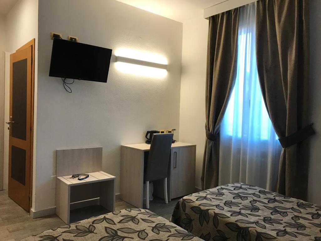 Holiday- Finestrella Hotel Bologna