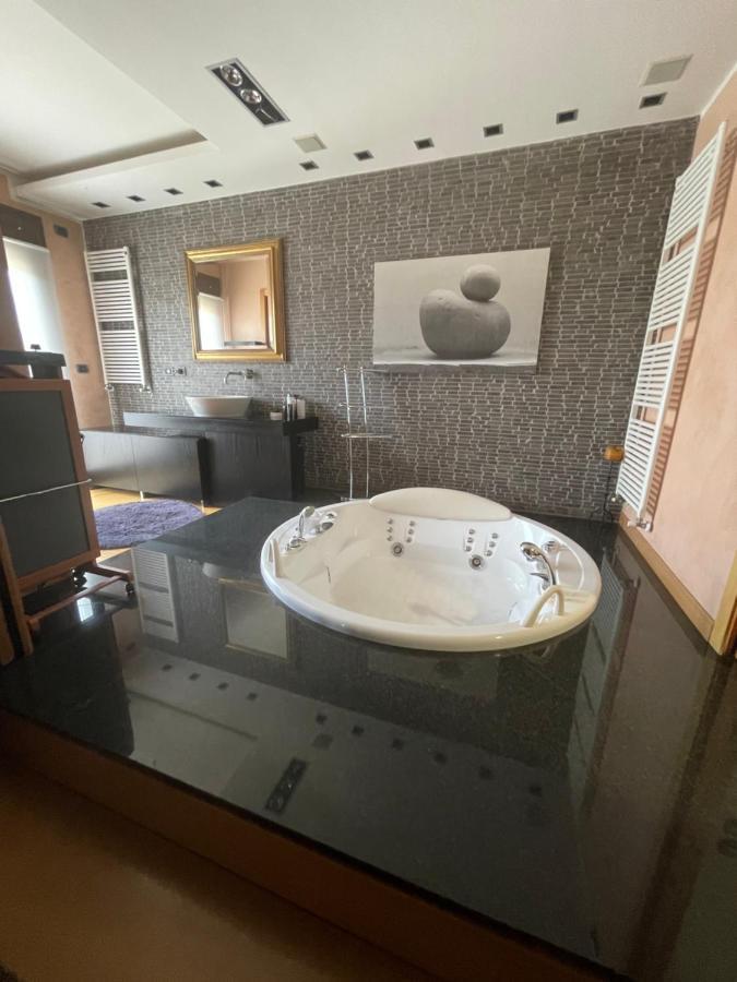 Lejlighed Attico Con Vista Spettacolare E Jacuzzi Bologna
