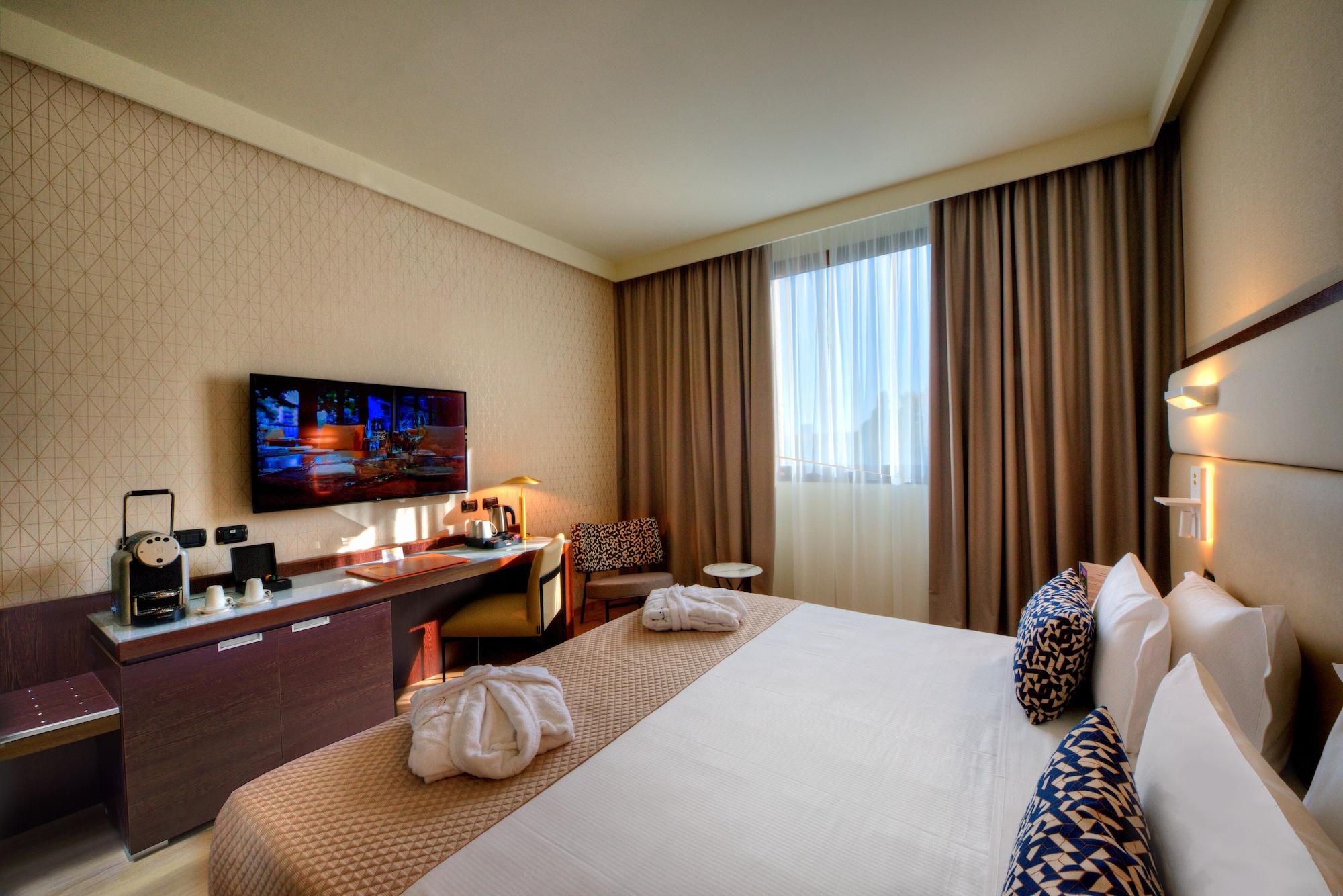 Hotel Savhotel Aemilia 4*