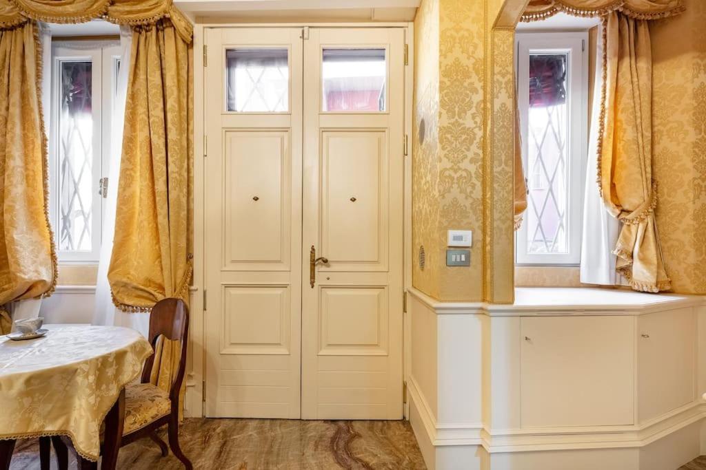 Ground Floor Luxe Historic Studio City Centre Bologna