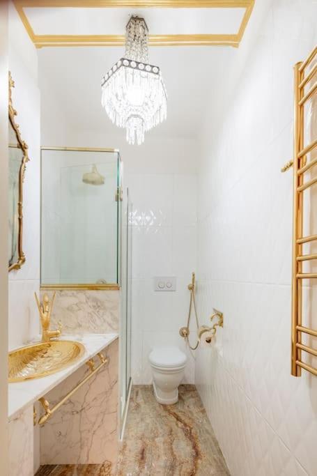 Ground Floor Luxe Historic Studio City Centre Apartment