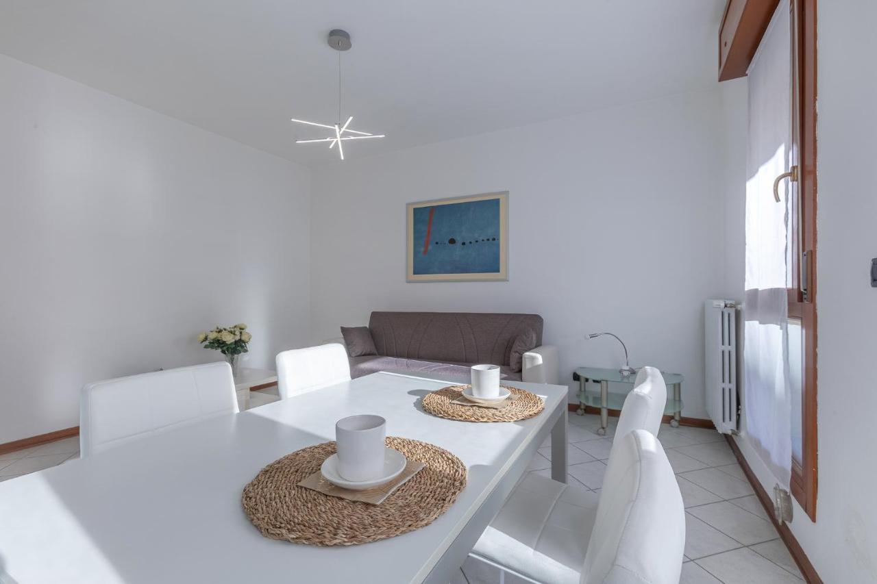 Bright & Airy Near Zanolini Station Appartement