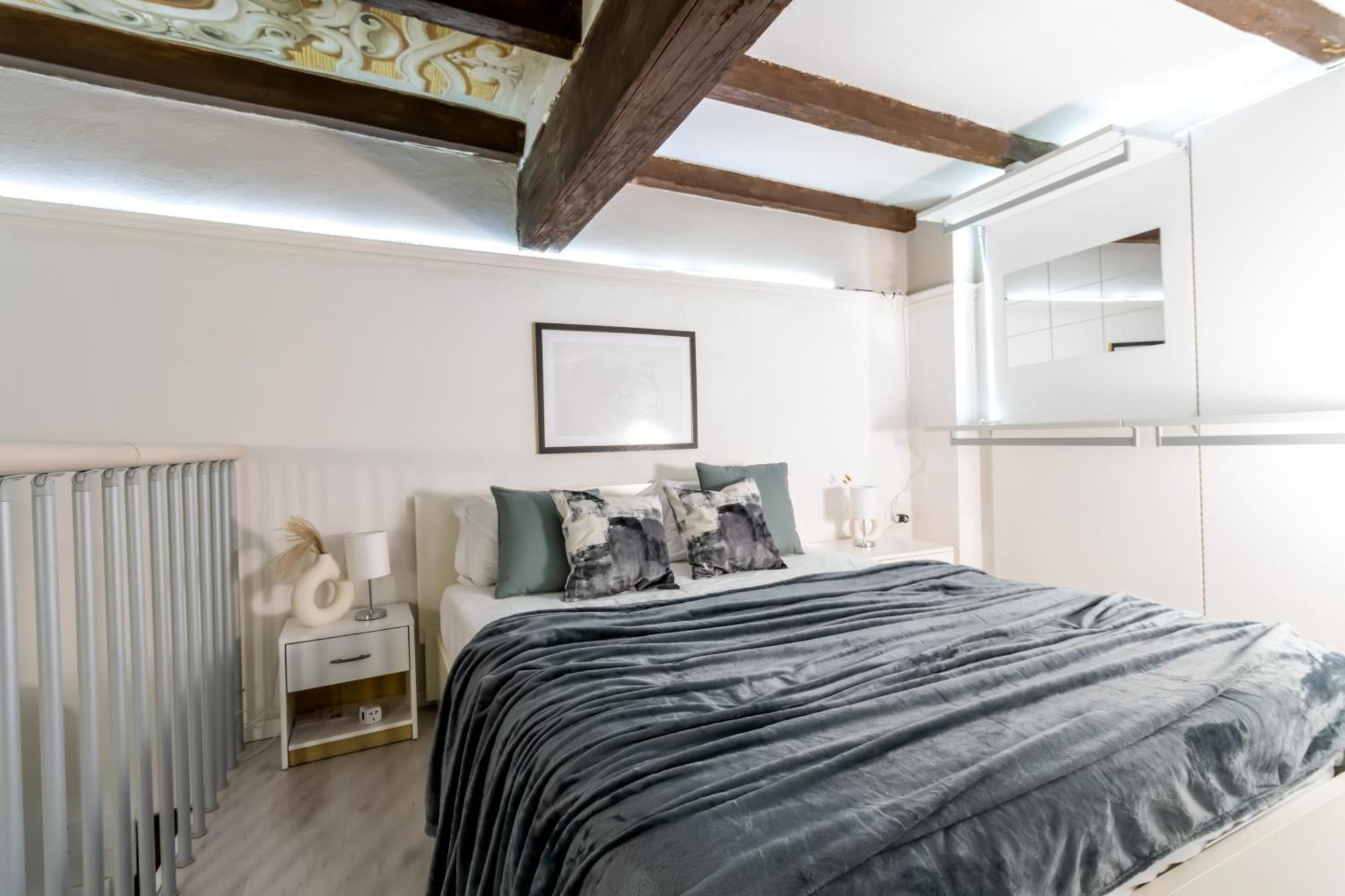 Charming Frescoed Loft Appartement
