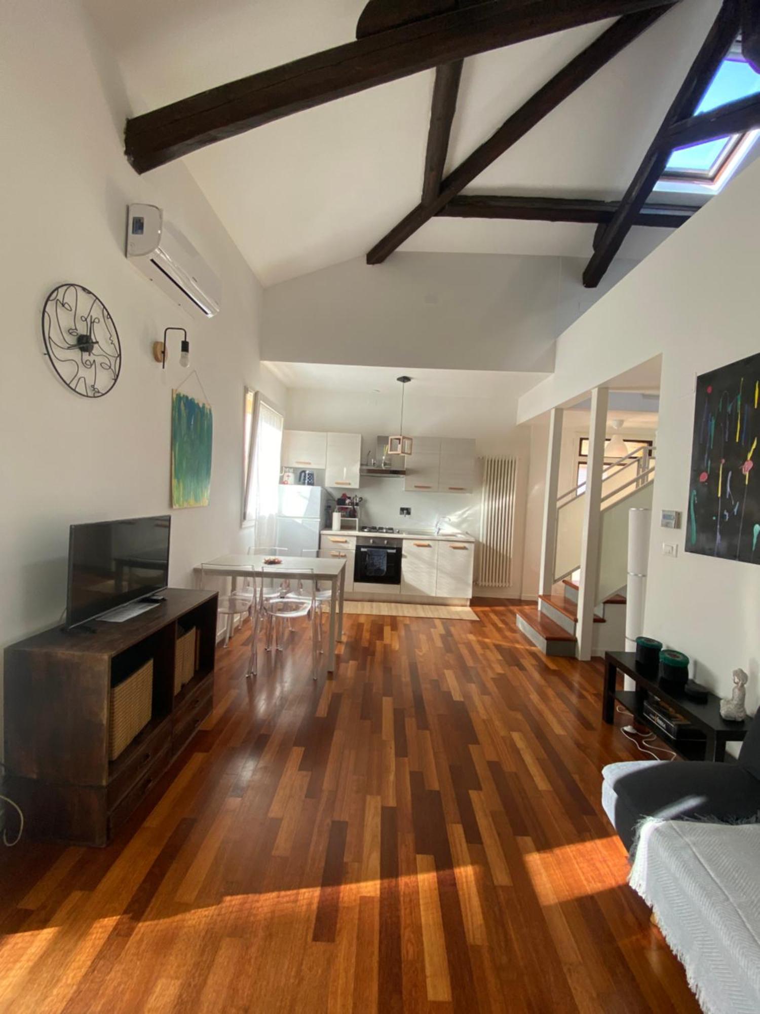 Apartment La Casa Di Giulia, Spazioso Loft Su Due Livelli A 10 Minuti Di Macchina Dal Centro *