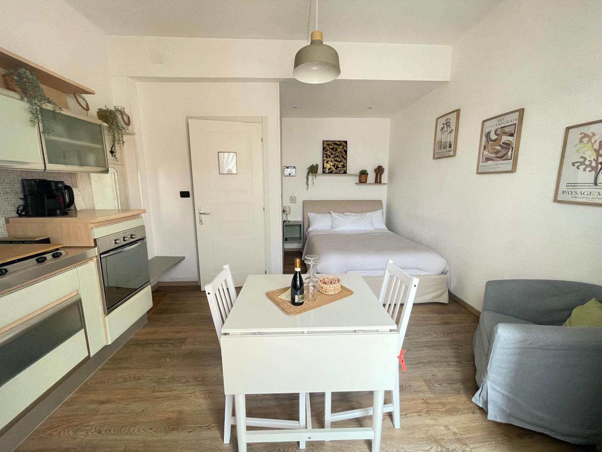 Eraora Apartrooms - Central Station Apartment