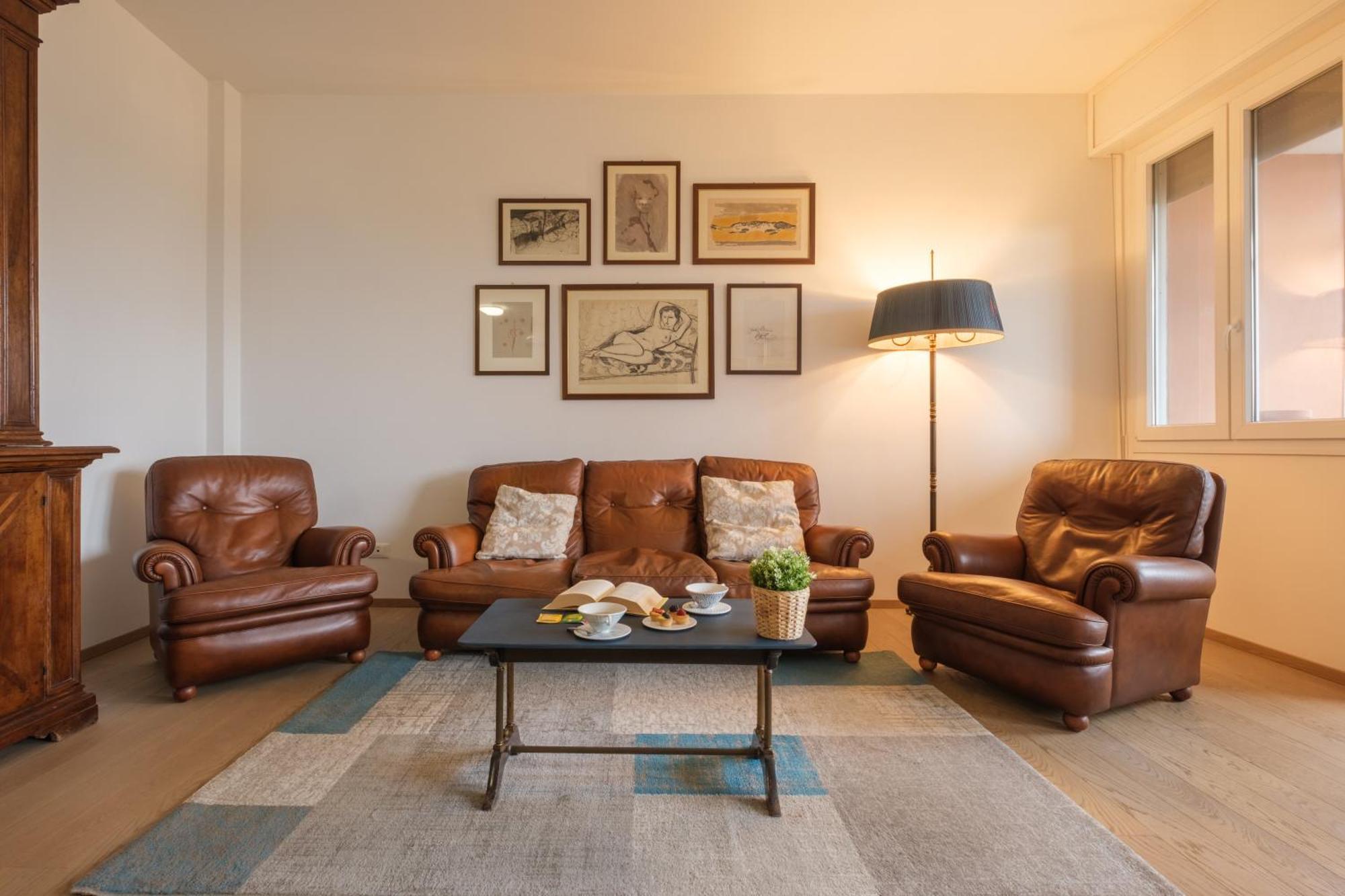 Classic And Elegant Style In Old Town *