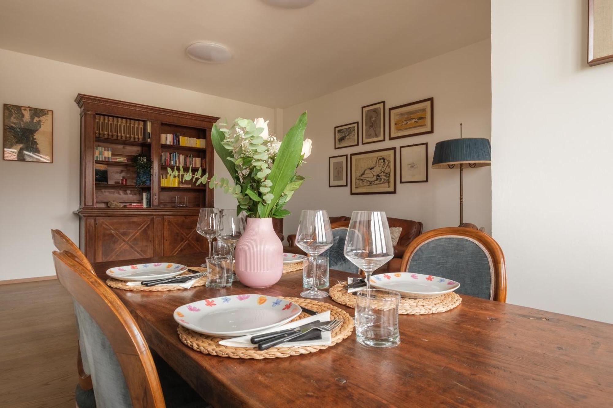 Classic And Elegant Style In Old Town Appartamento
