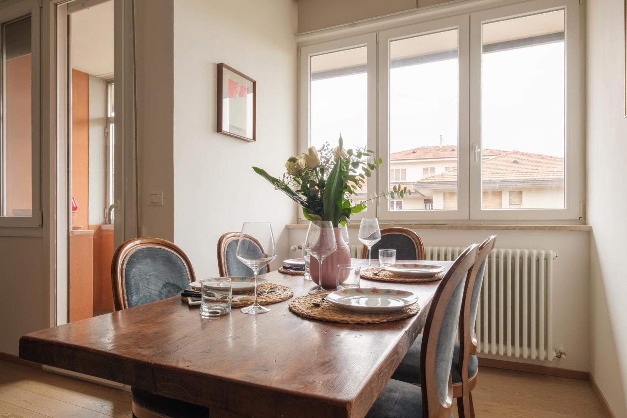 Classic And Elegant Style In Old Town Appartamento