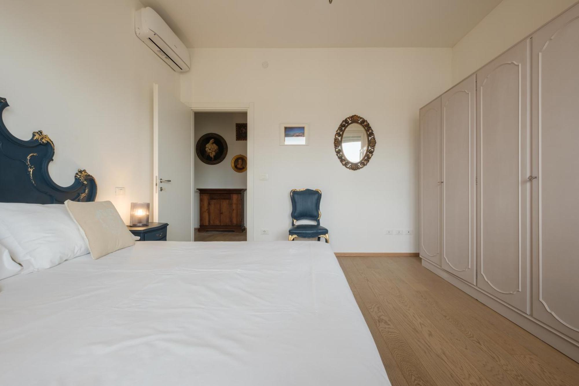 Classic And Elegant Style In Old Town Appartamento