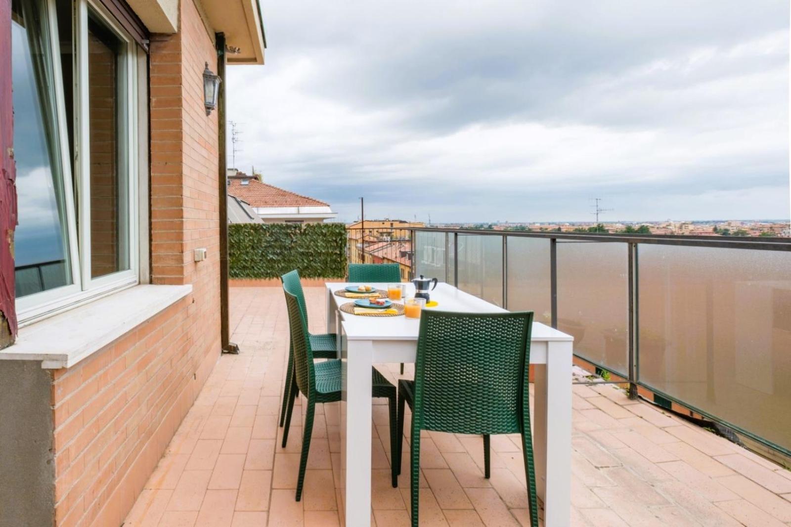 Elegant Penthouse With A View Of The Two Towers And Piazza Maggiore *