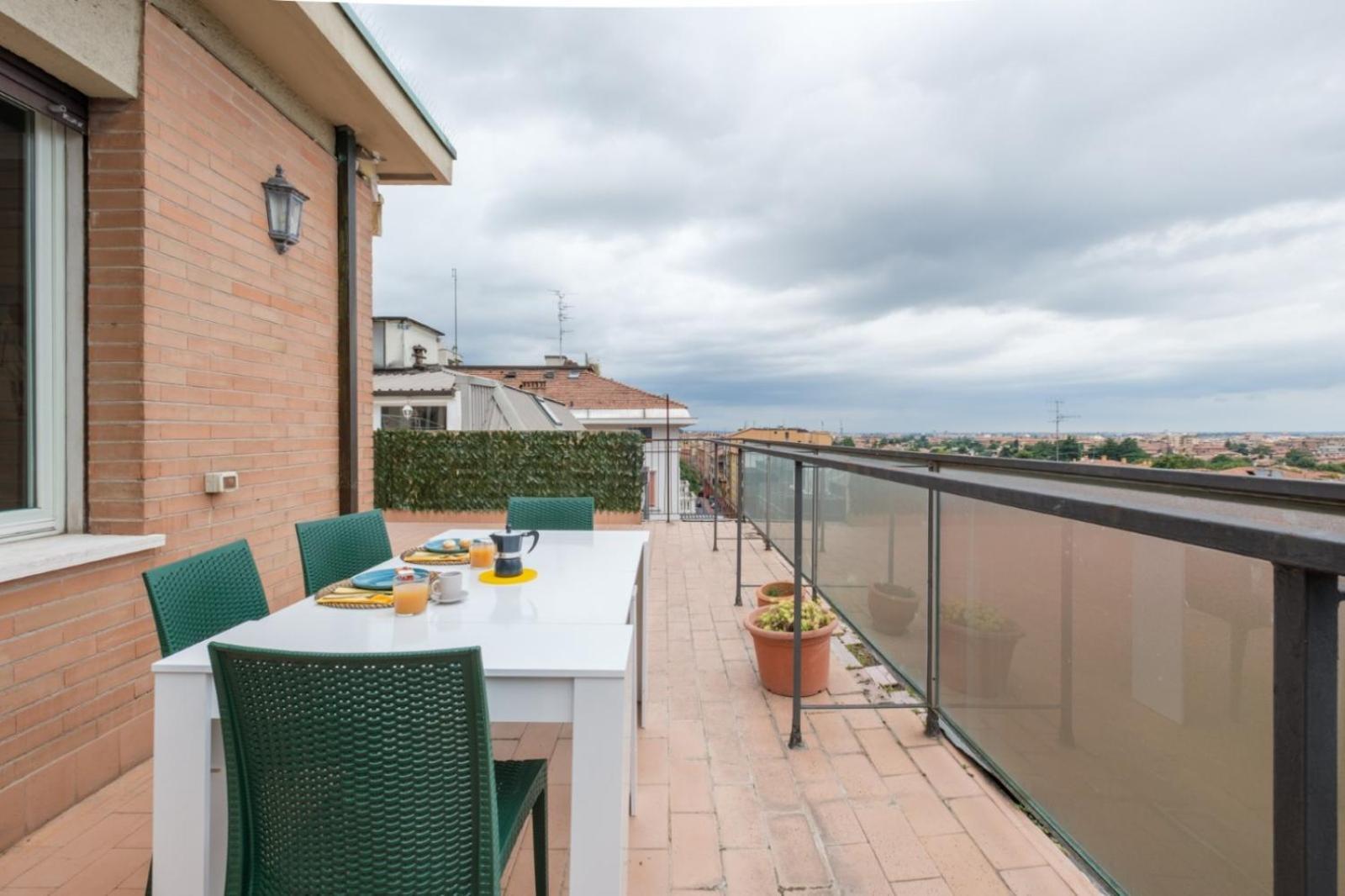 Elegant Penthouse With A View Of The Two Towers And Piazza Maggiore *