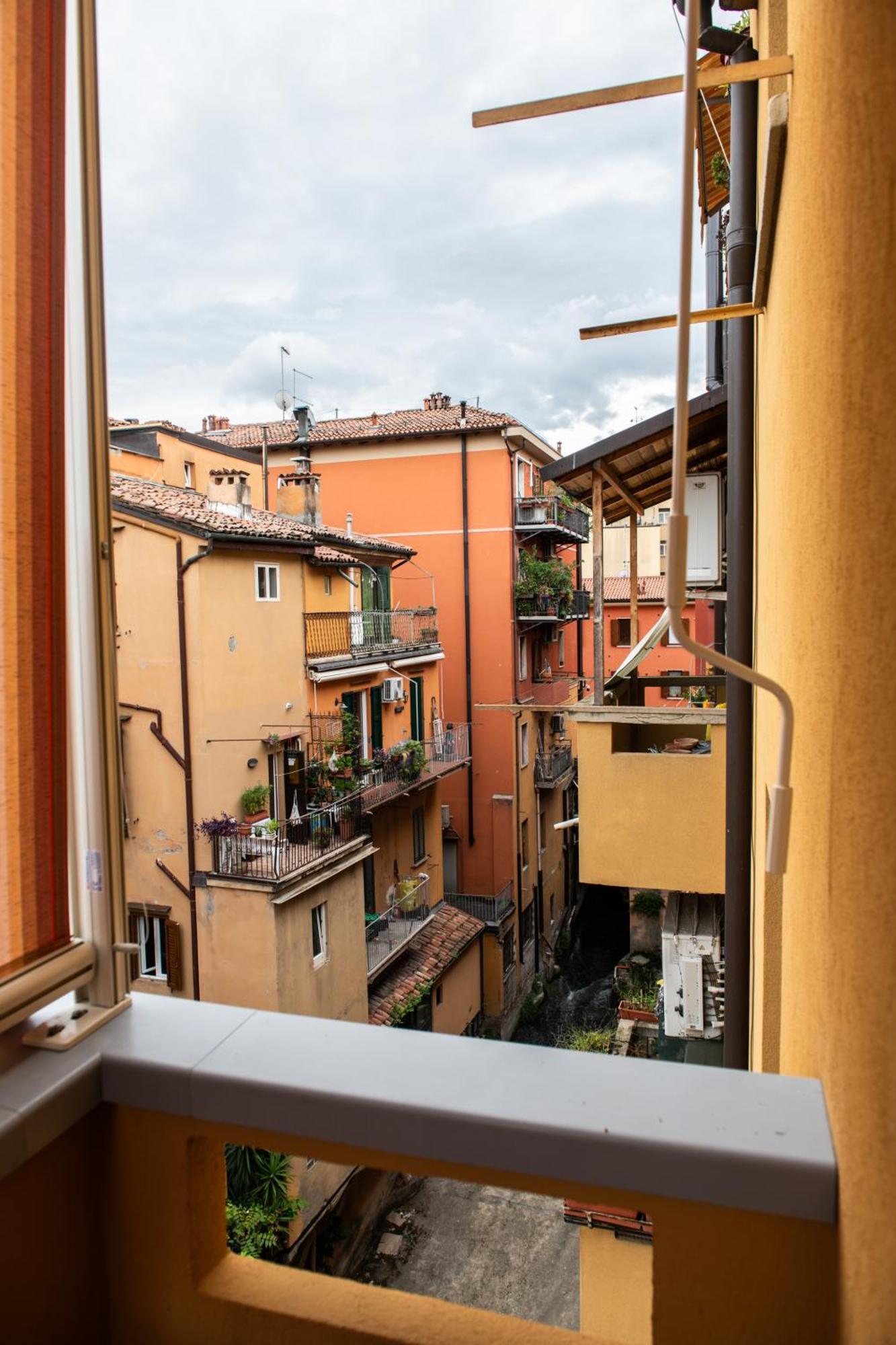 Morgana Guarda Il Canale - Centro Storico - Finestrella -indipendenza - Piazza 8 Agosto - Stazione Appartamento