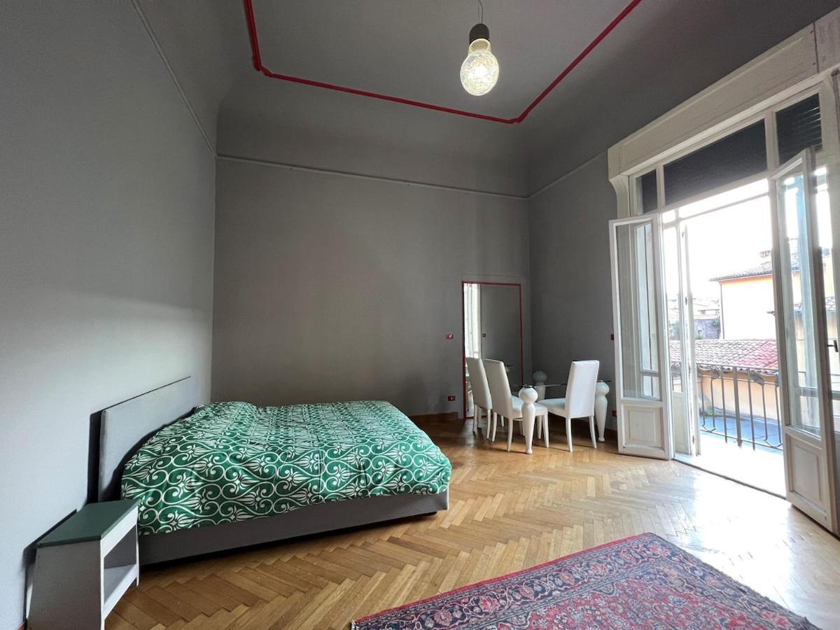 The Window On The Courtyard, Entire - La Finestra Sul Cortile, Intero Apartment *