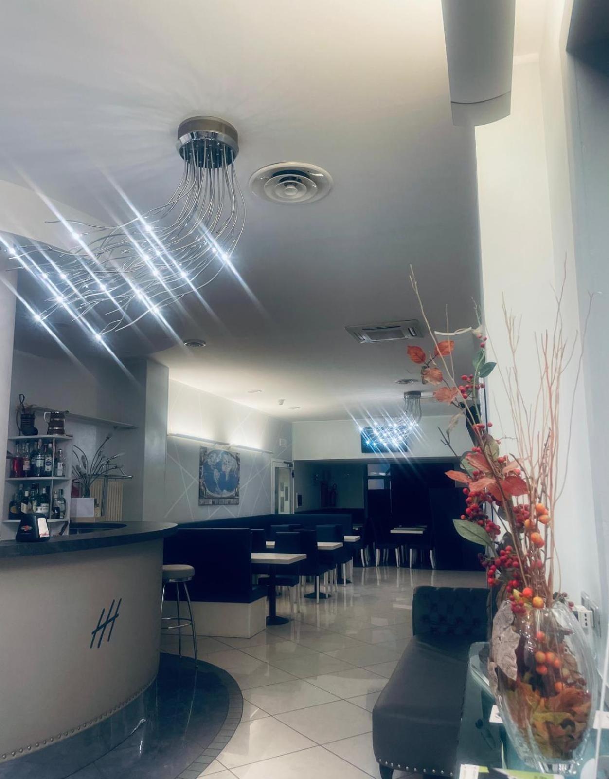 Hotel Holiday- Finestrella 3*