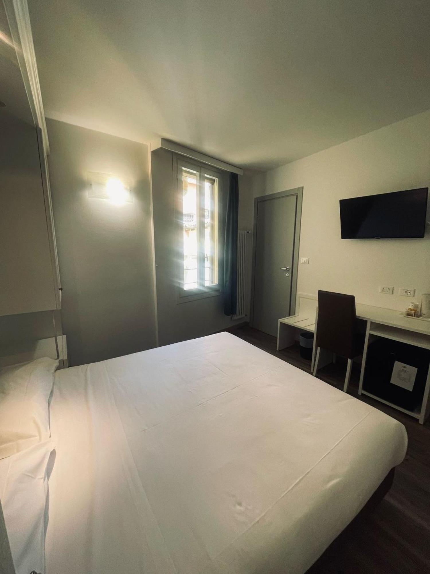 Holiday- Finestrella Hotel Bologna