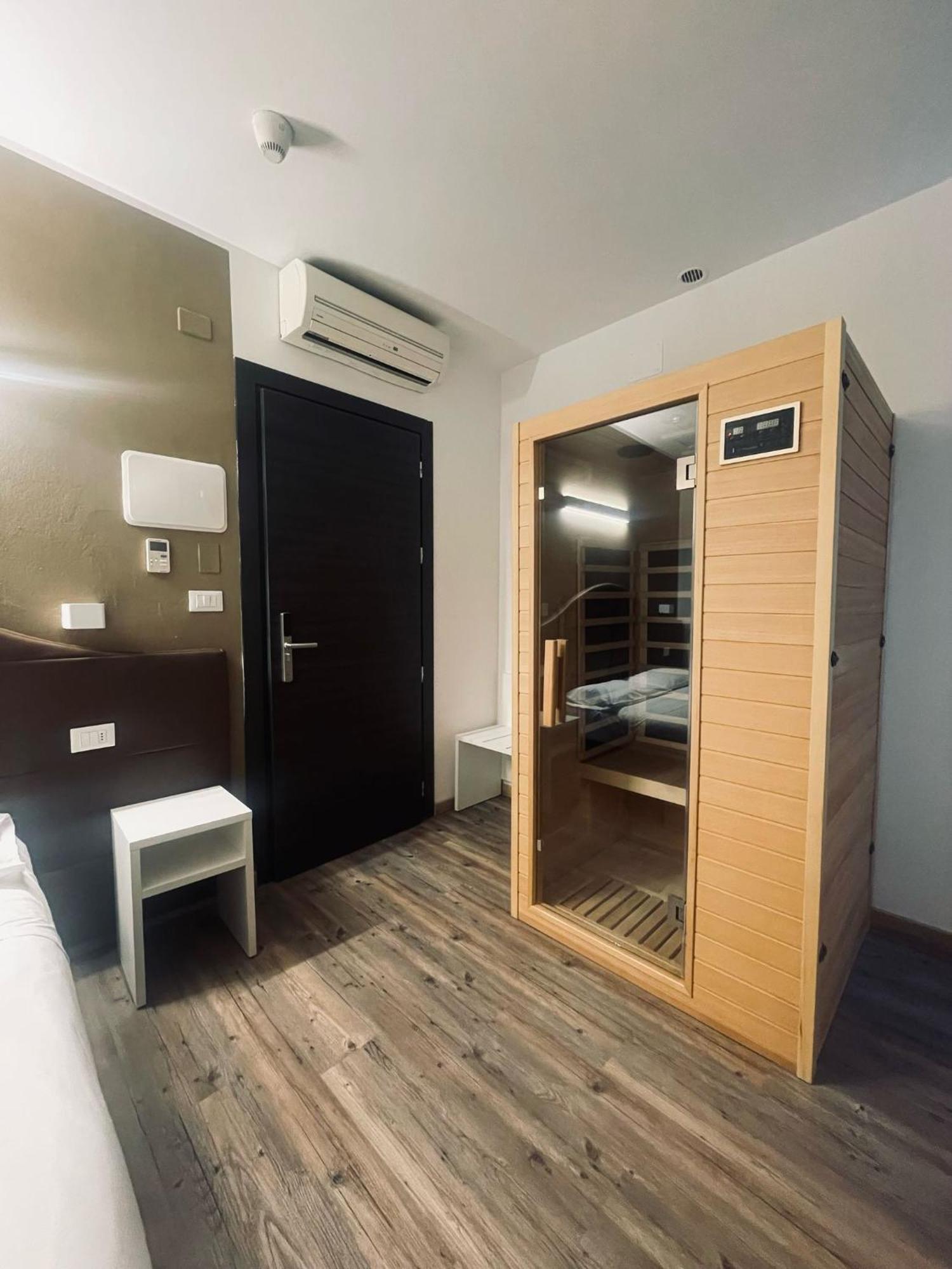 Holiday- Finestrella 3* Bologna