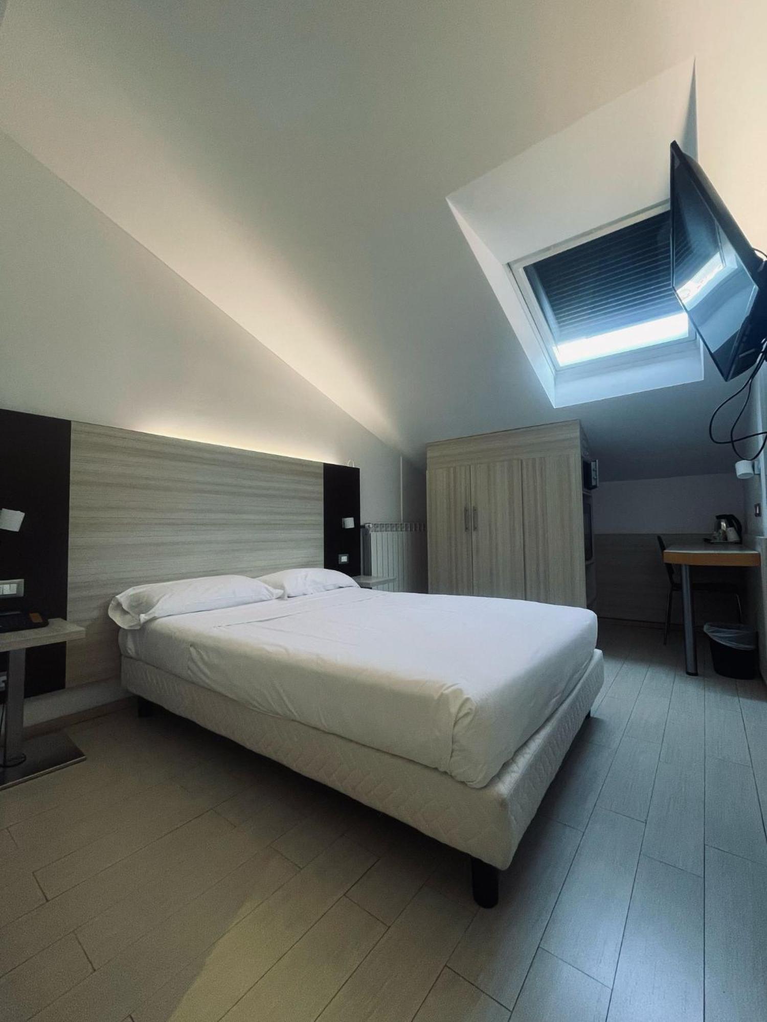 Hotel Holiday- Finestrella Bologna
