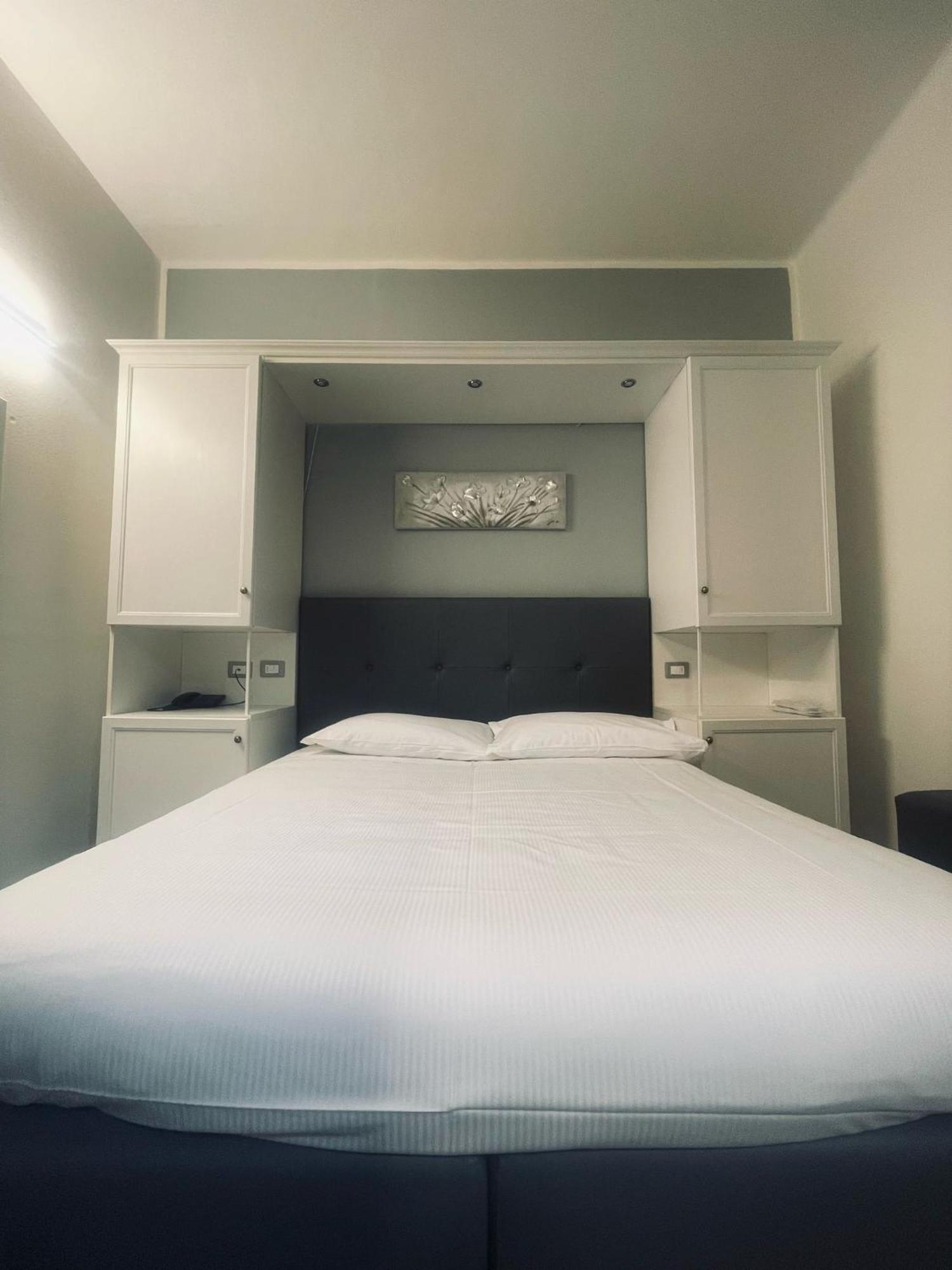 Holiday- Finestrella Hotel Bologna