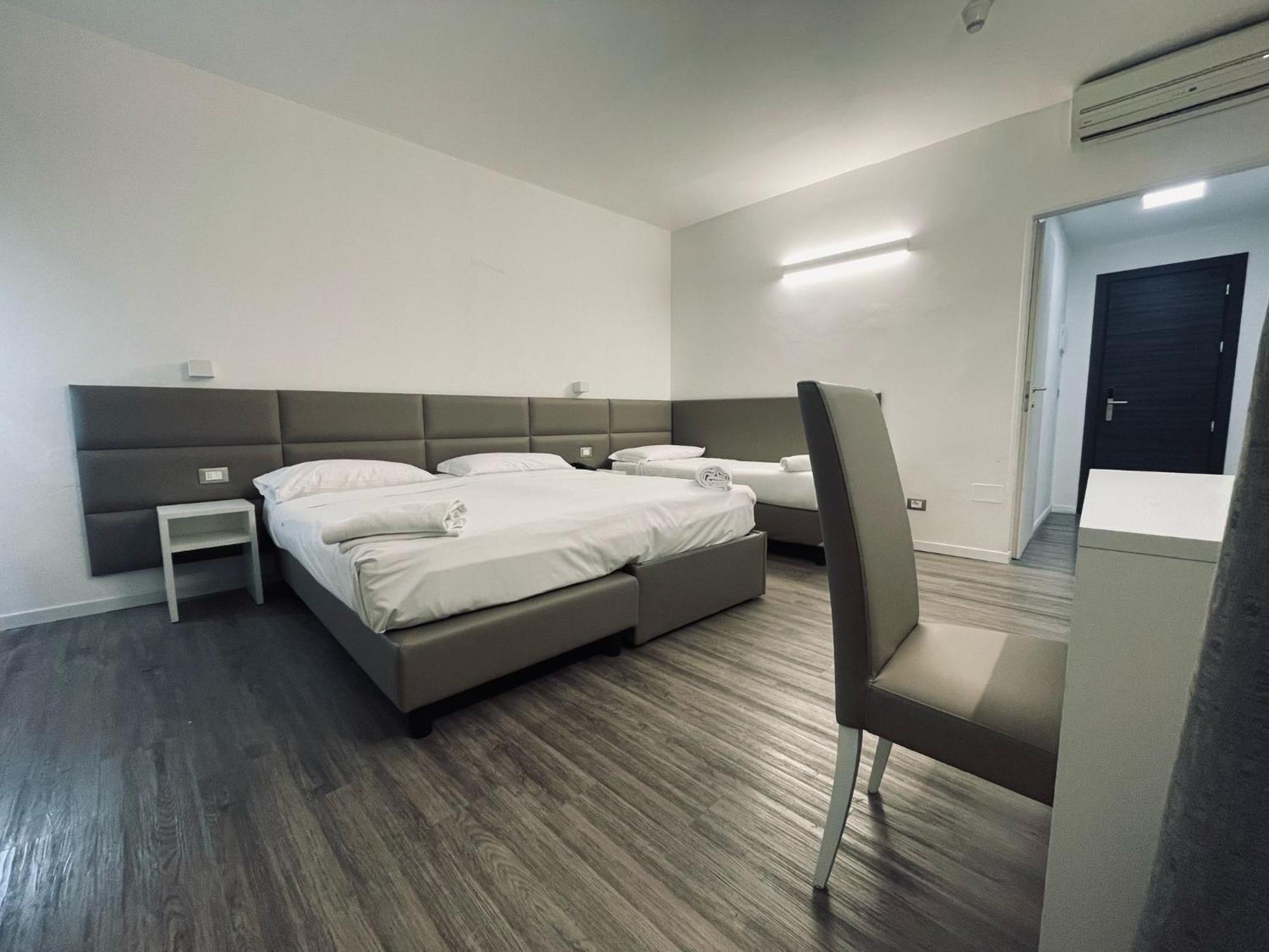 Holiday- Finestrella Hotel Bologna