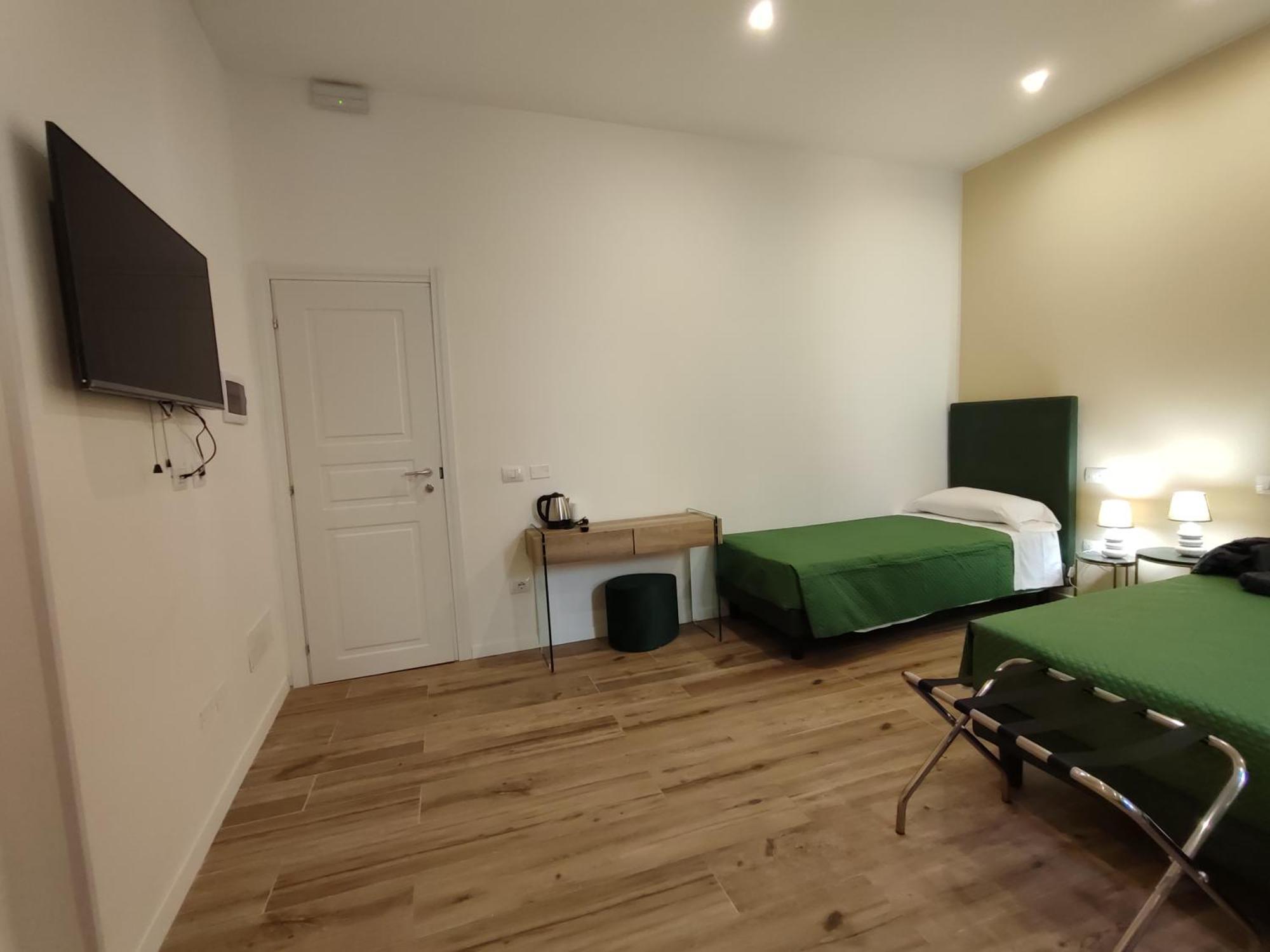 Bed & Breakfast Residenza Maggiore 10 - - *