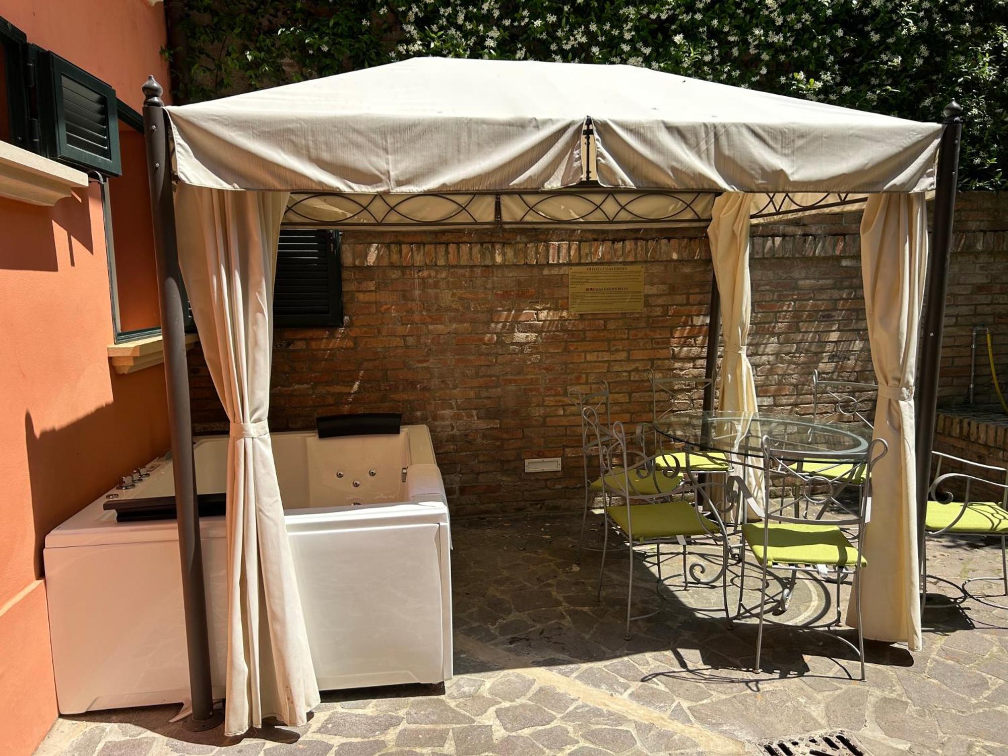 Isaia Garden -private Garden Bath Bolognarooms Feriehus *