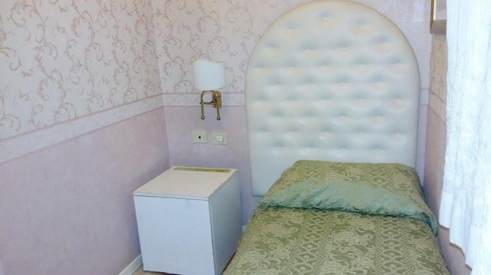 Residenza Due Torri Check In Presso Vicolo Cattani 7 Gasthof