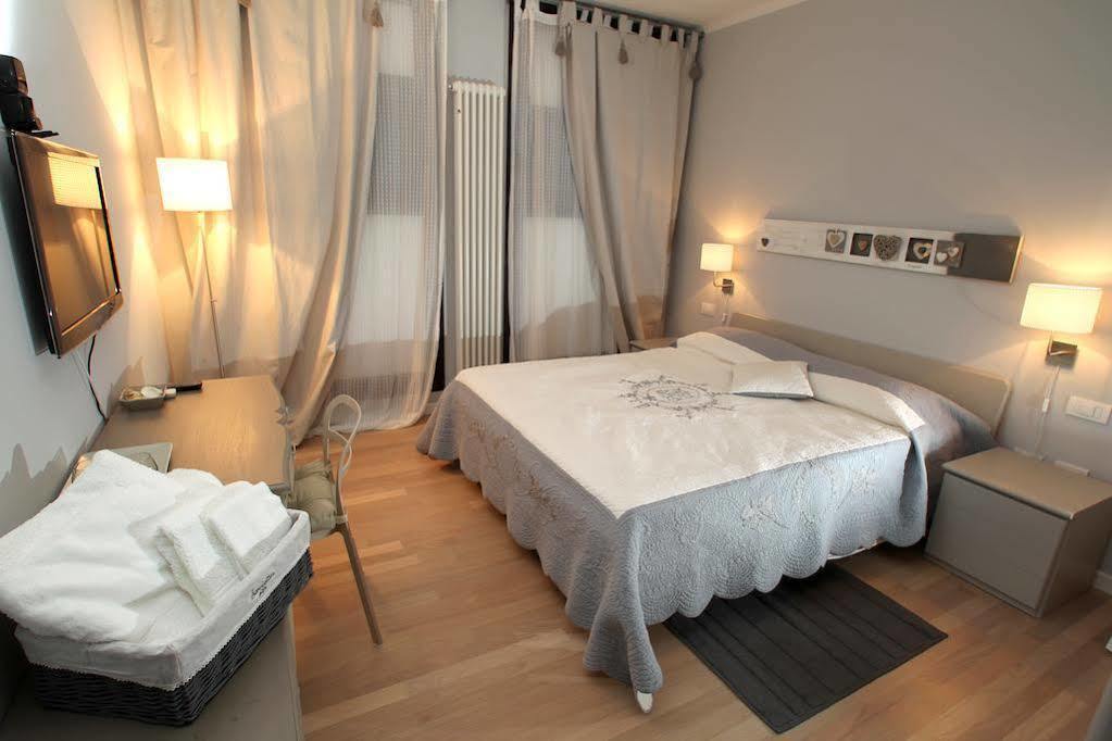 Bed In Bo Saragozza Gasthof Bologna