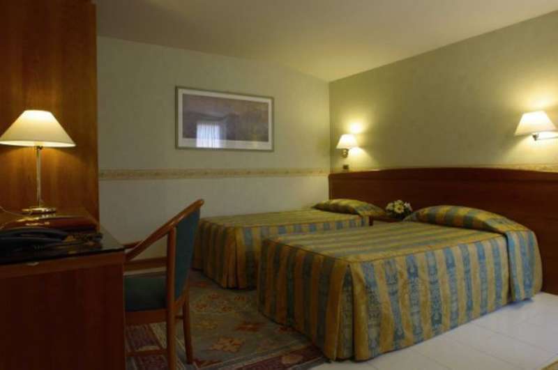Holiday- Finestrella Hotel Bologna