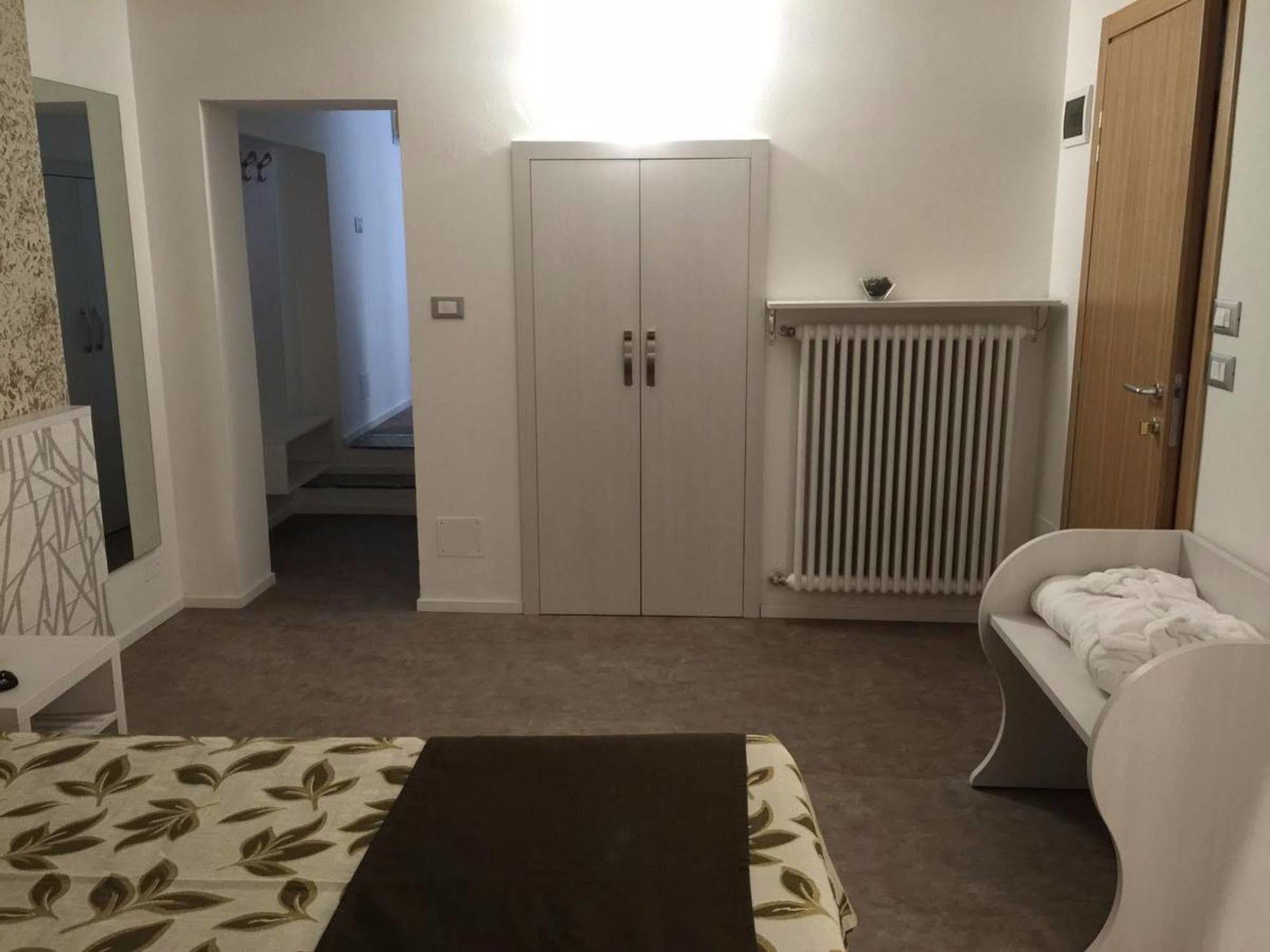 Holiday- Finestrella 3* Bologna