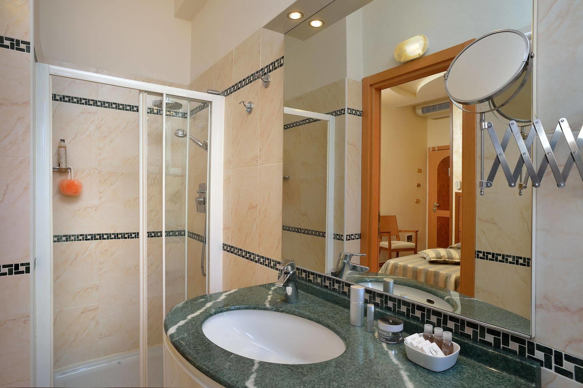 Astor Hotel 3*