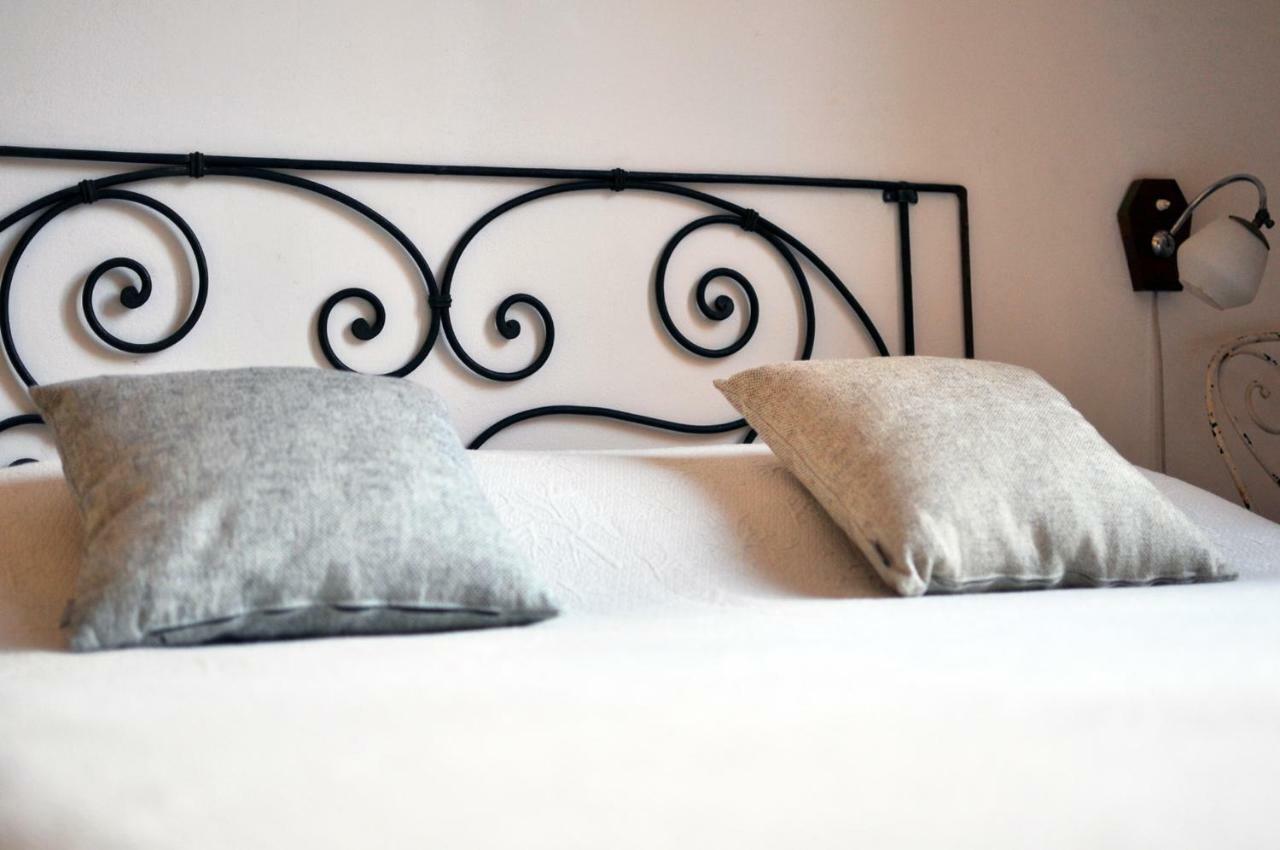 Bed & Breakfast Red Sofa *