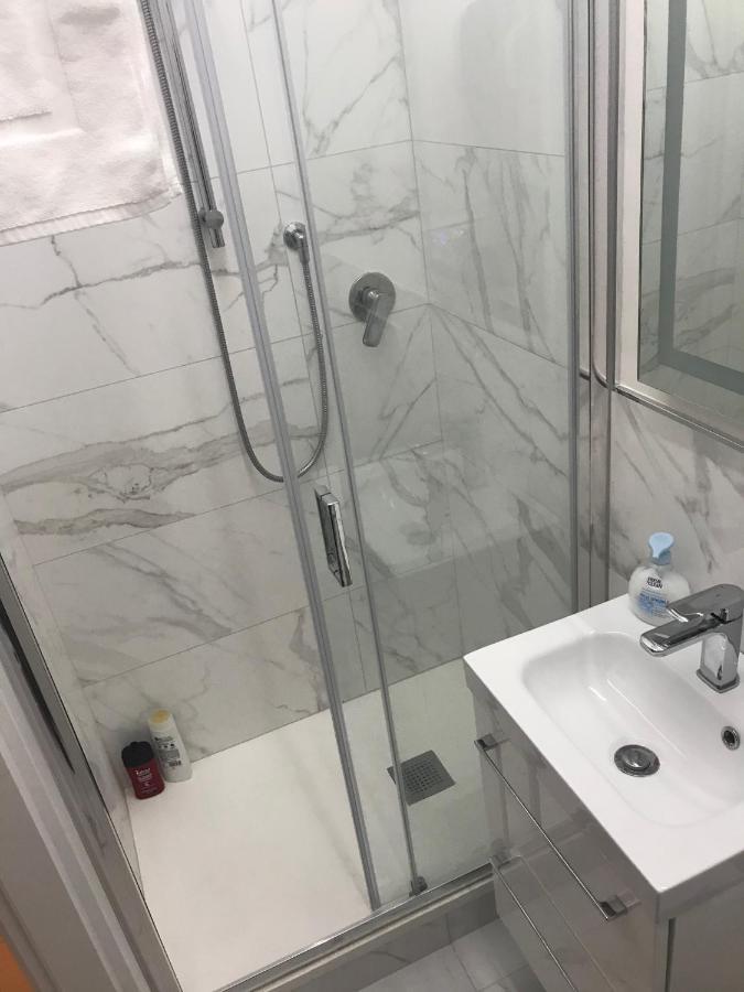 Tra Le Torri - Ampia Stanza Privata In Con Bagno Privato Accessibile Da Corridoio Bolonia