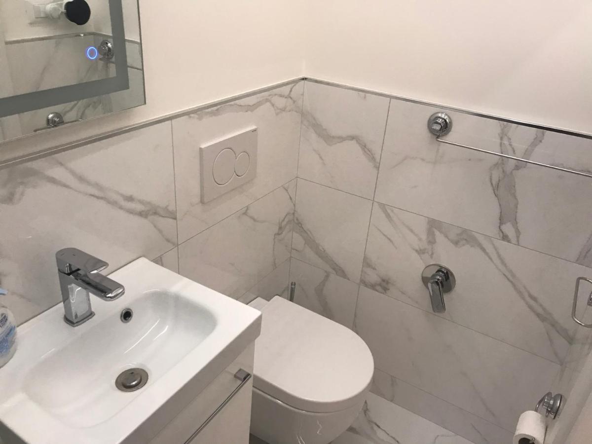 Bed and breakfast Tra Le Torri - Ampia Stanza Privata In Con Bagno Privato Accessibile Da Corridoio