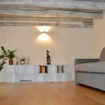 Bright And Silent Apartment Near Two Towers