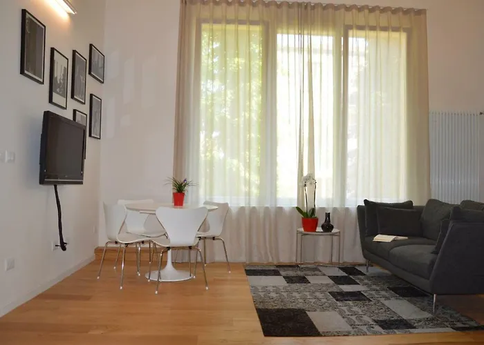 Bright And Silent Apartment Near Two Towers