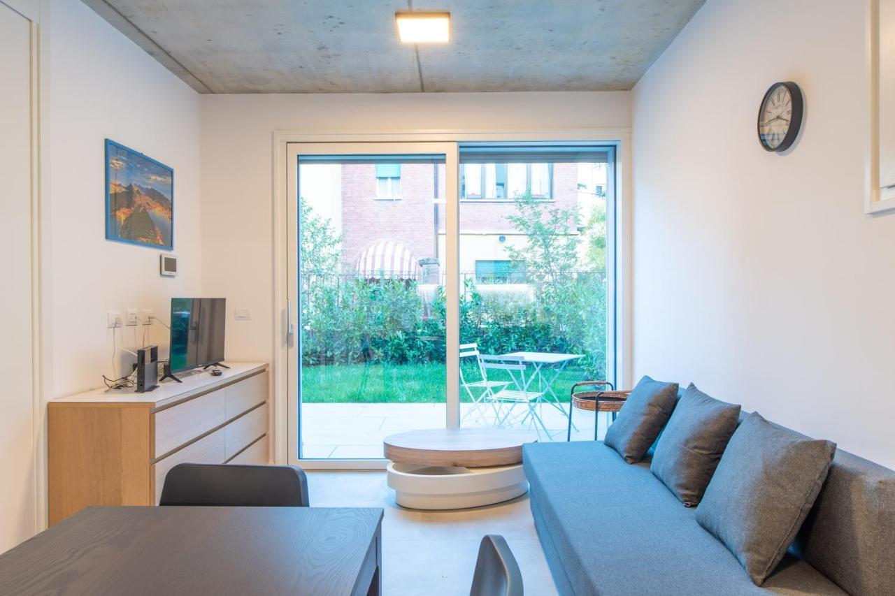 Housmart Toscana 53 Black Apartment *