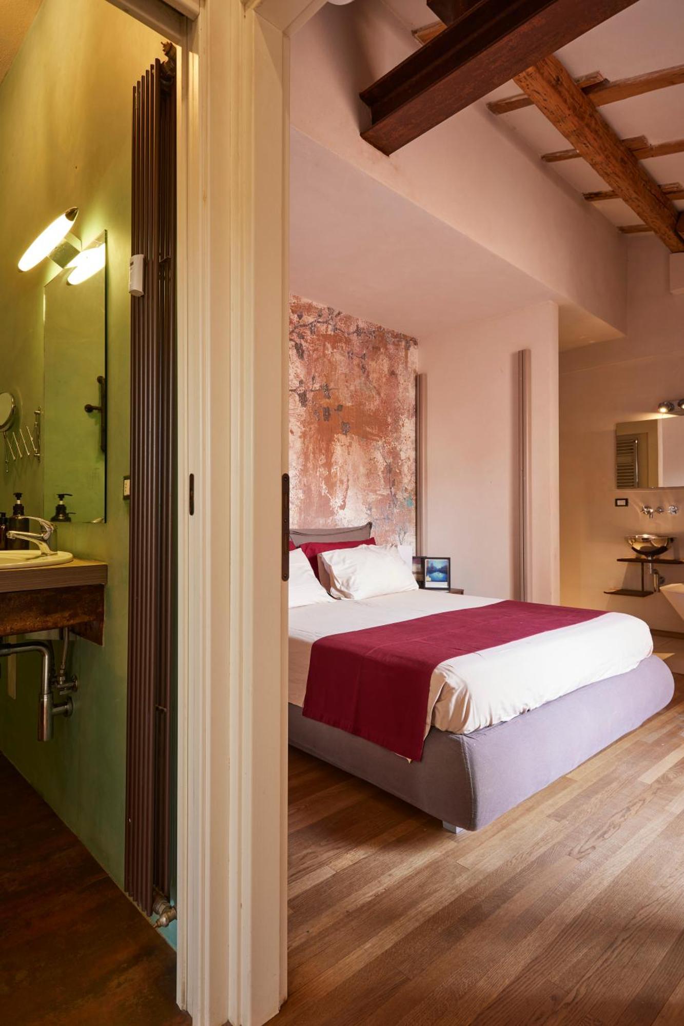 Bright And Peaceful In Historic Palazzo Bolonia