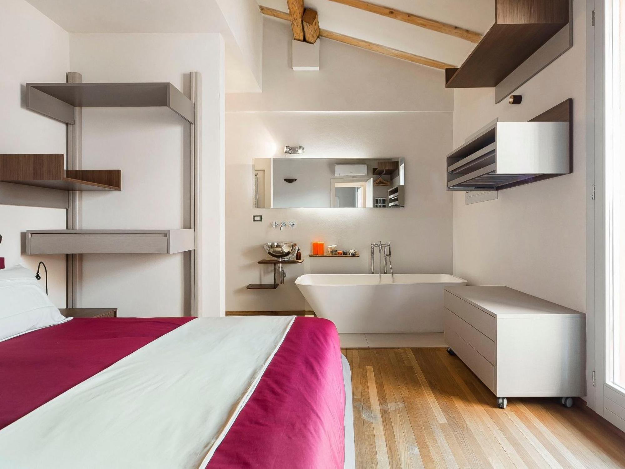 Bright And Peaceful In Historic Palazzo Bolonia