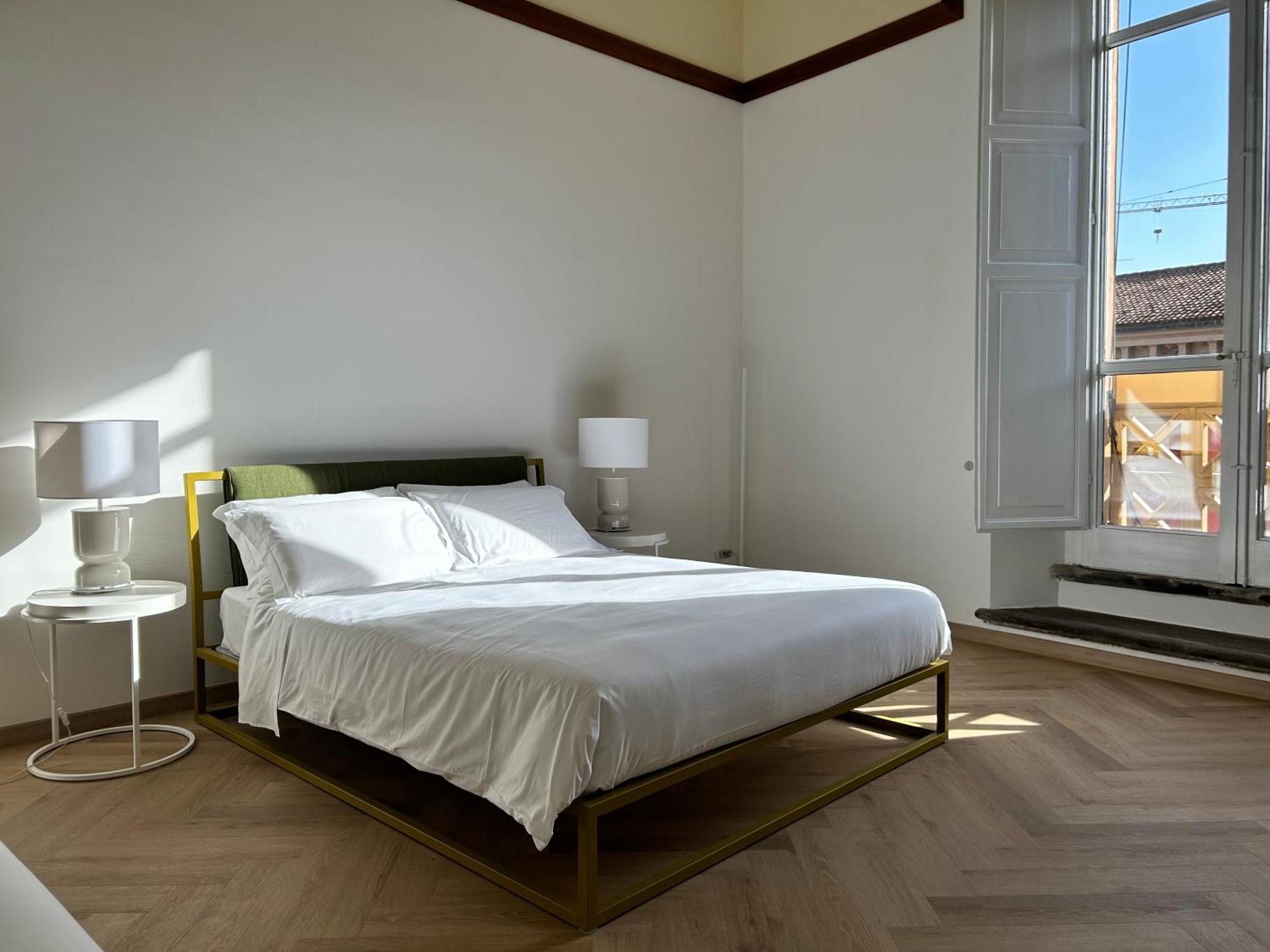 Hotel Frame *