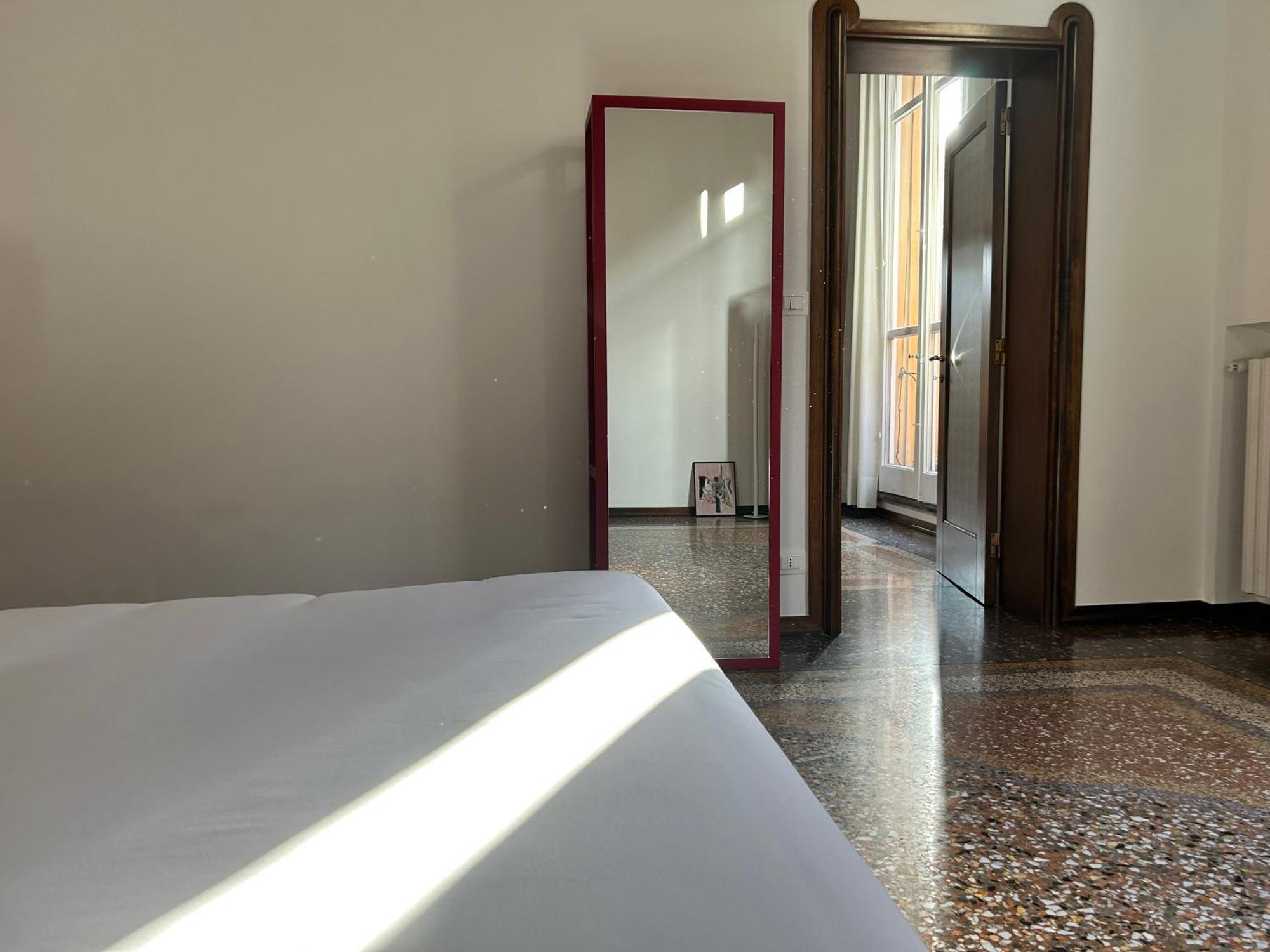 Hotel Frame *