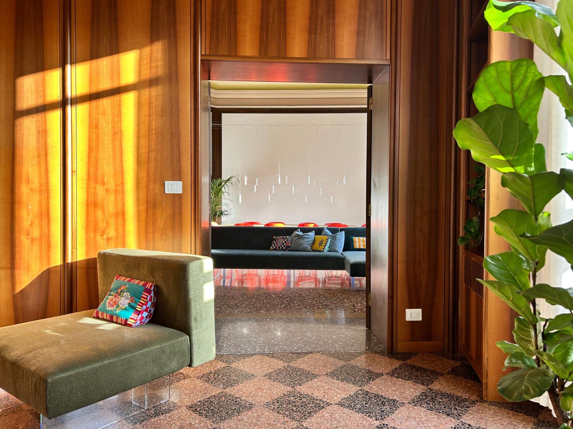 Hotel Frame *