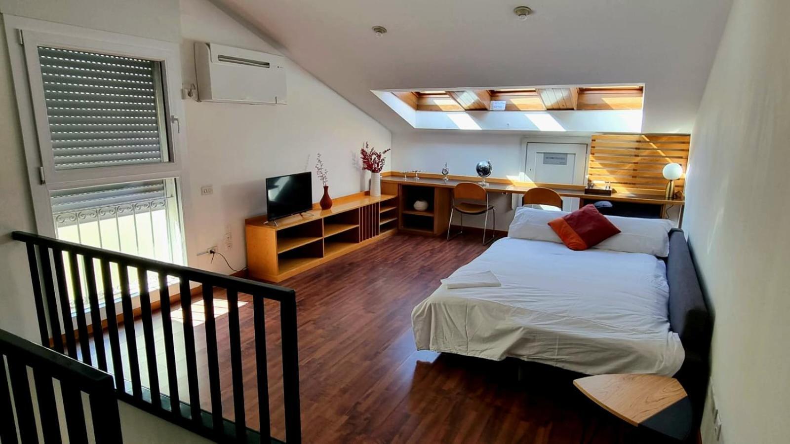 Apartment Bright With Attic