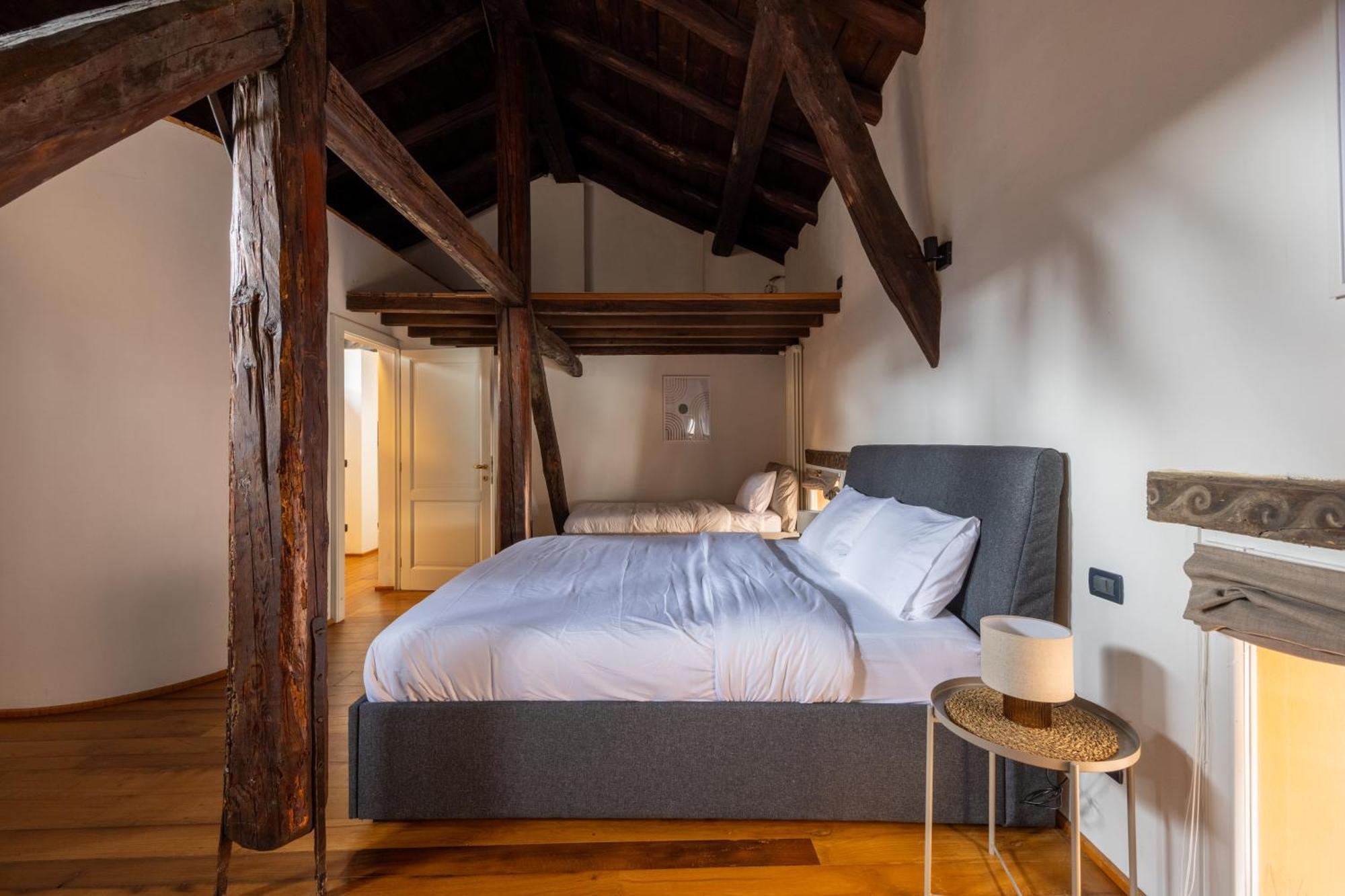 Appartamento Dimora De' Poeti - 250 Square Meters Attic With Jacuzzi