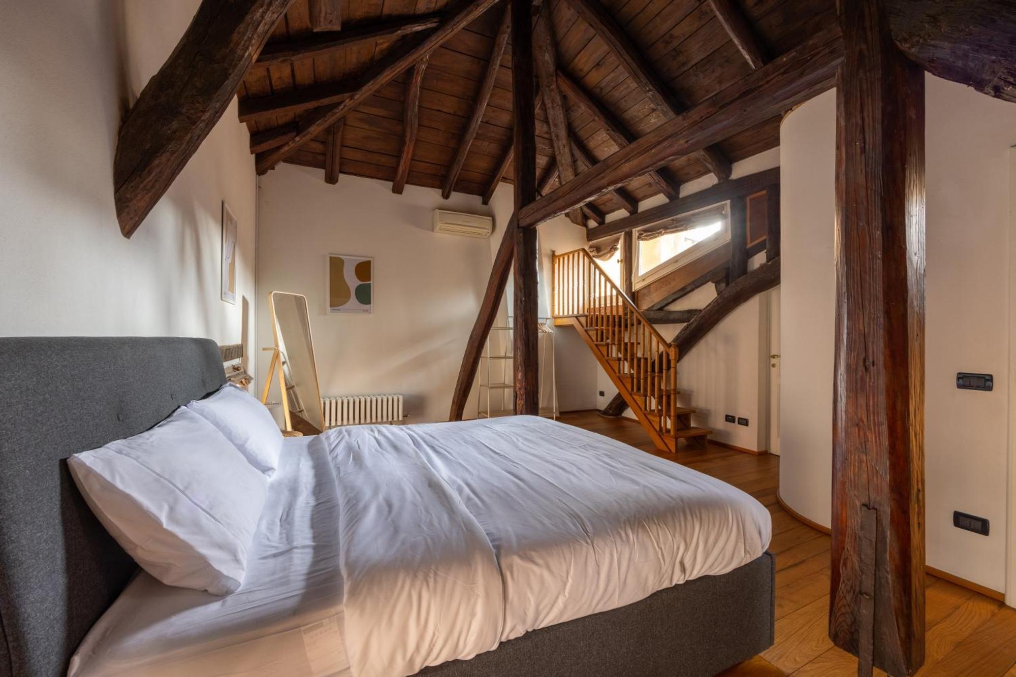 Appartamento Dimora De' Poeti - 250 Square Meters Attic With Jacuzzi *