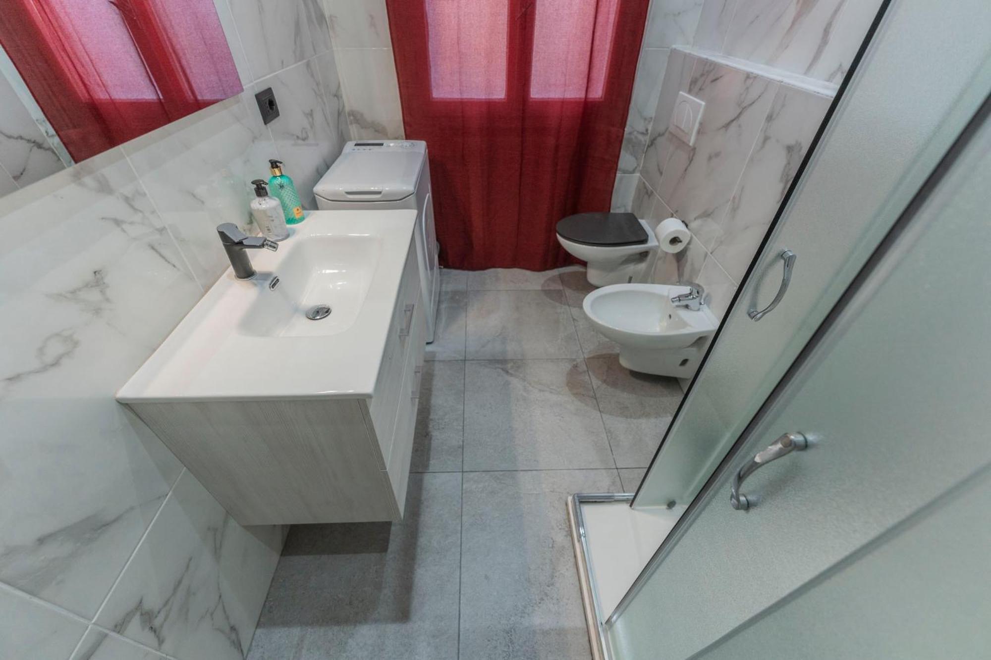 Aparthotel Fioravanti - San Luca & Genesis House, A Pochi Passi Dalla Stazione, Vicino Al Cuore Di *