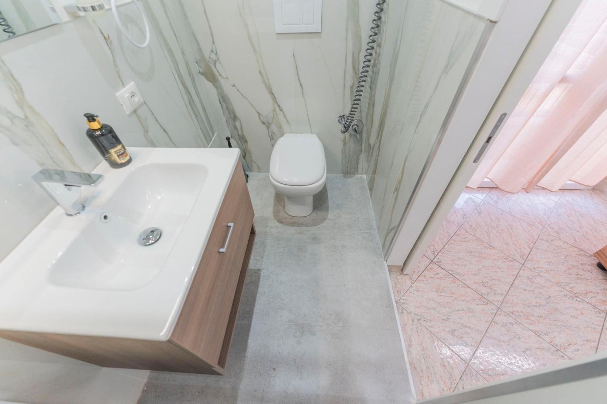 Aparthotel Fioravanti - San Luca & Genesis House, A Pochi Passi Dalla Stazione, Vicino Al Cuore Di