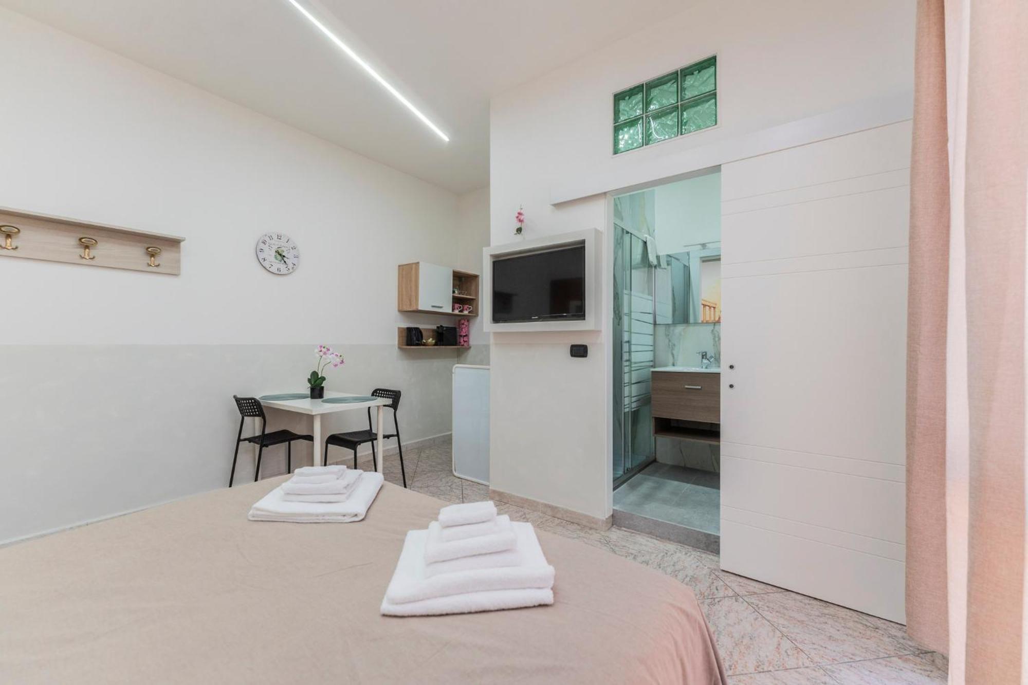 Aparthotel Fioravanti - San Luca & Genesis House, A Pochi Passi Dalla Stazione, Vicino Al Cuore Di Bologna
